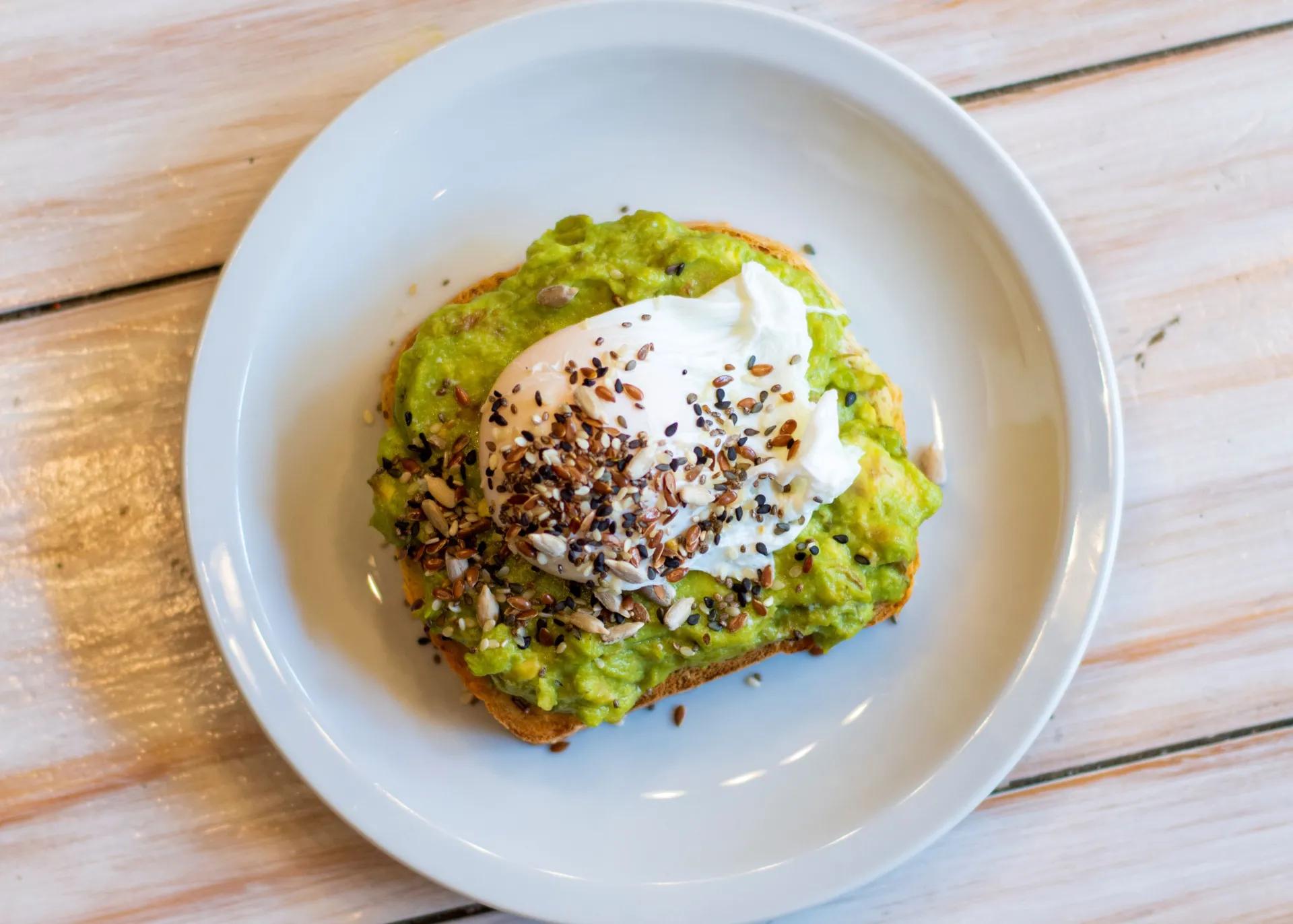 Popular item de Bixi Coffee House: Combo Toast: Huevo Poche
