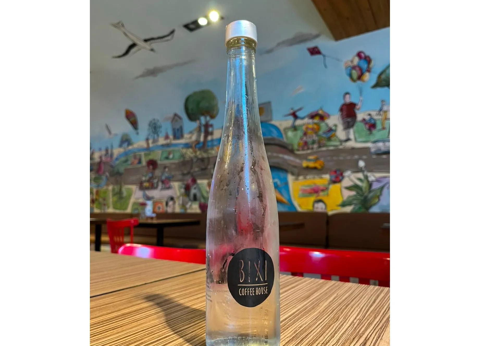 Popular item de Bixi Coffee House: Agua con y sin Gas