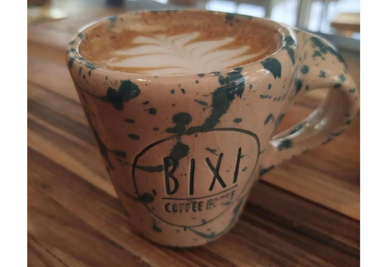 Popular item de Bixi Coffee House: Café con Leche